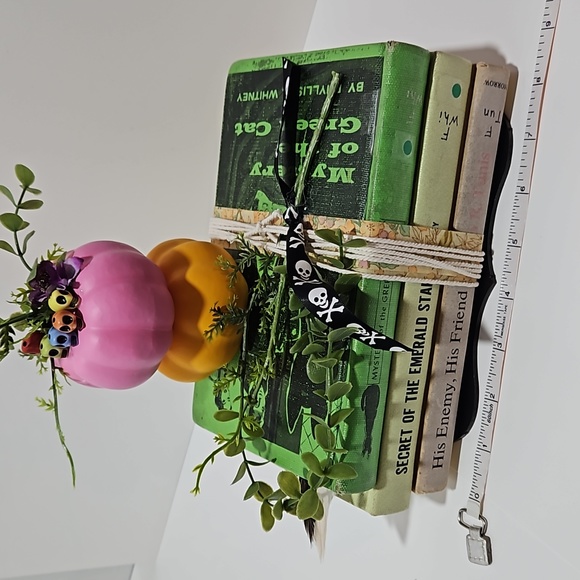 Halloween book stack decor - Picture 5 of 5